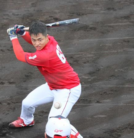 ティー打撃に励む内田　