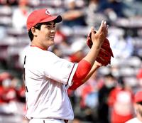 　７回、宗を遊ゴロに打ち取り、グラブをたたいて野手陣をたたえる九里（撮影・田中太一）