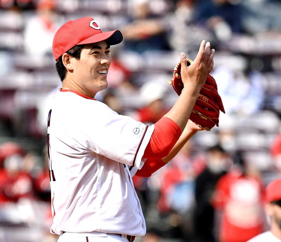 　７回、宗を遊ゴロに打ち取り、グラブをたたいて野手陣をたたえる九里（撮影・田中太一）