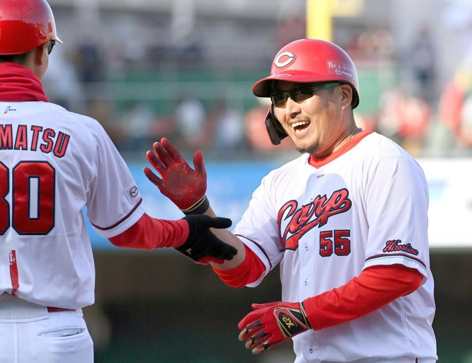 　９回、同点打を放ち、喜ぶ松山（撮影・田中太一）