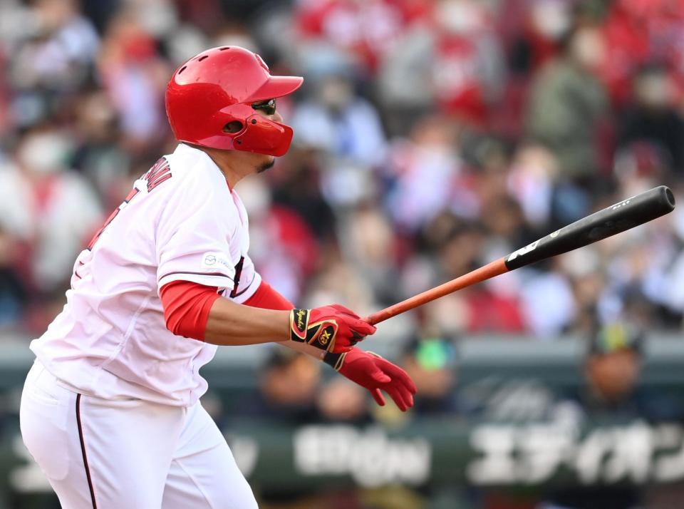 　９回、左前へ同点適時打を放つ松山（撮影・田中太一）