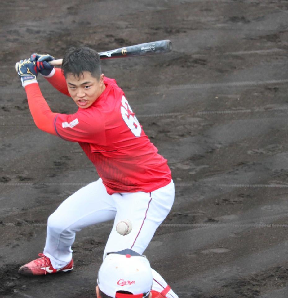 ティー打撃に励む内田　