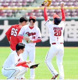 カープ栗林　侍ジャパン世界一を祝福　わざわざ「たっちゃん」Ｔシャツ着用で取材対応