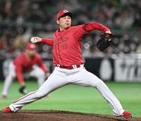 　６回、ソフトバンク打線を無失点に抑える栗林（撮影・田中太一）