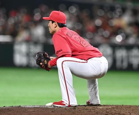 　６回、マウンドでひと息入れる栗林（撮影・田中太一）