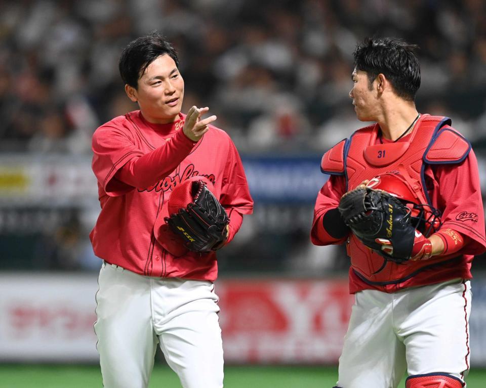 　６回、坂倉（右）と話しながら引き揚げる栗林