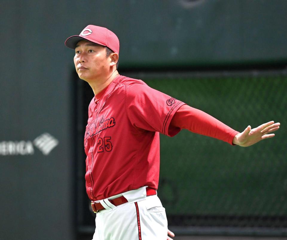 　６回、選手交代を告げにベンチを出る新井監督（撮影・田中太一）