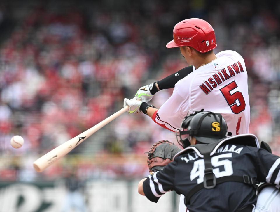 　１回、右前へ先制適時打を放つ西川（撮影・田中太一）