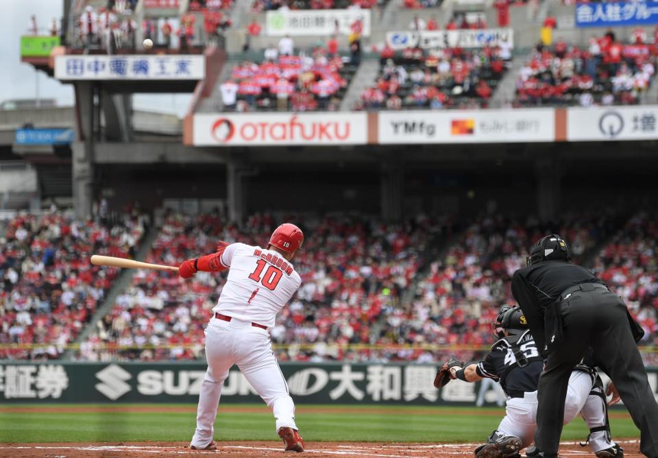 　１回、中前へ安打を放つマクブルーム（撮影・田中太一）