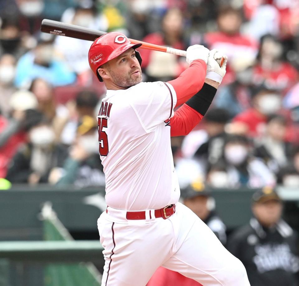 ５回、右越えへ２ランを放つデビッドソン（撮影・田中太一）