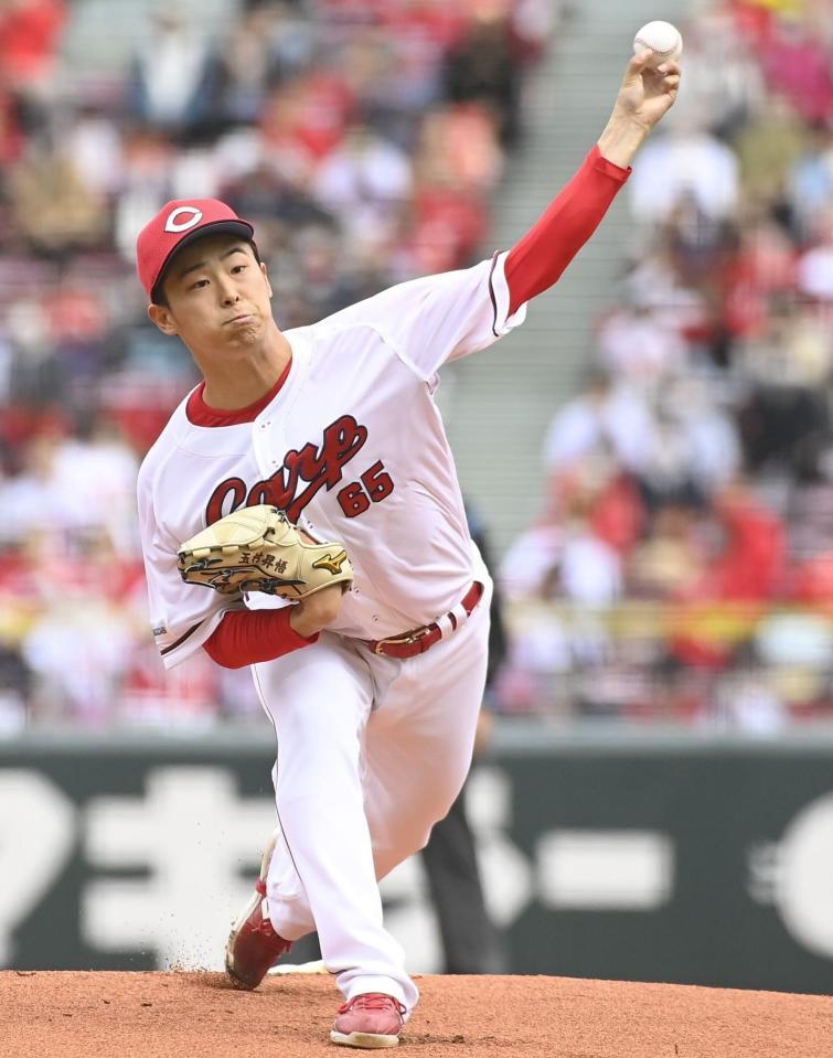 　ソフトバンク打線相手に力投する玉村