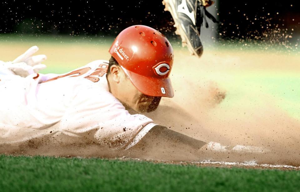 　１９日のオリックス戦でヘッドスライディングをする広島・上本崇司＝マツダスタジアム