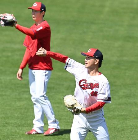　森下（左奥）らと一緒にキャッチボールをする河野（撮影・田中太一）