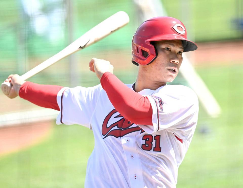 　打撃練習をする坂倉（撮影・田中太一）