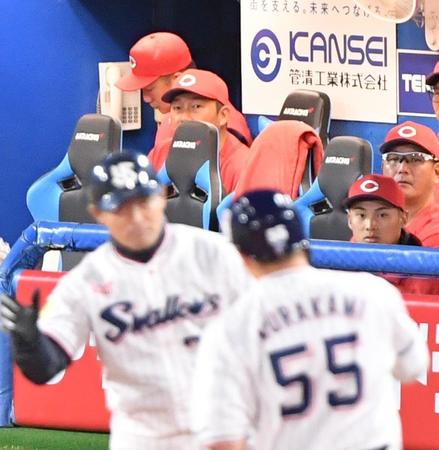 　１回、中越えに２ランを放った村上を見つめる新井監督（撮影・佐々木彰尚）