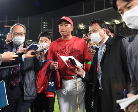 　ヤクルトに完敗し、悔しさをにじませながら引き揚げる新井監督（撮影・田中太一）