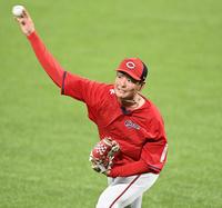 　キャッチボールで調整する大瀬良（撮影・田中太一）