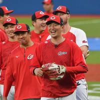 　笑顔を見せる大瀬良（撮影・佐々木彰尚）