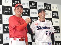 　会見後、手を合わせて笑顔を見せる新井監督（左）と高津監督（撮影・田中太一）