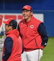 　笑顔を見せる新井監督（撮影・佐々木彰尚）