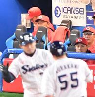 　１回、中越えに２ランを放った村上を見つめる新井監督（撮影・佐々木彰尚）