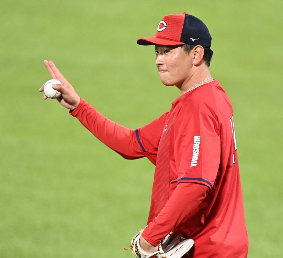 　キャッチボールで調整する大瀬良（撮影・田中太一）