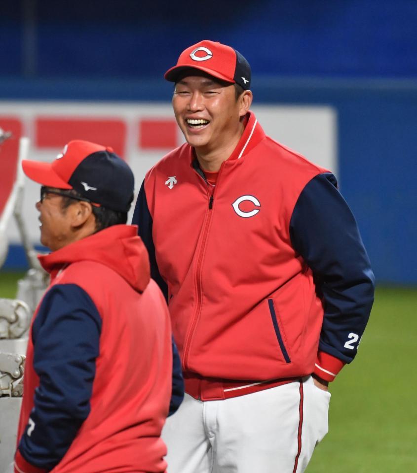 　笑顔を見せる新井監督（撮影・佐々木彰尚）