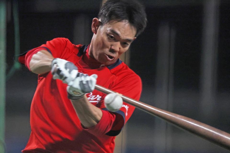 　打撃練習する秋山