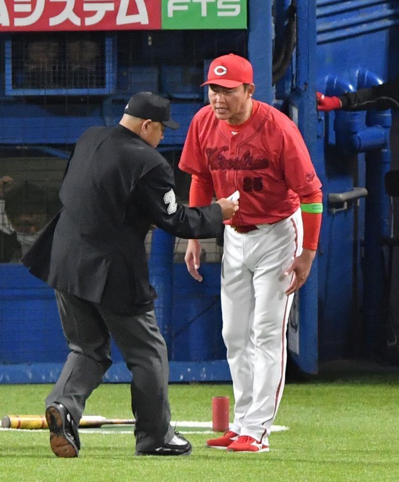 　６回終了時、交代を告げる新井監督（撮影・佐々木彰尚）