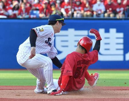 　８回、小園は二盗に失敗（撮影・佐々木彰尚）