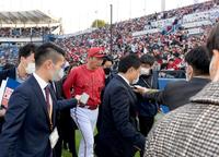 　スタンドのカープファンに勝利を届けることなく引き揚げる新井監督（撮影・田中太一）