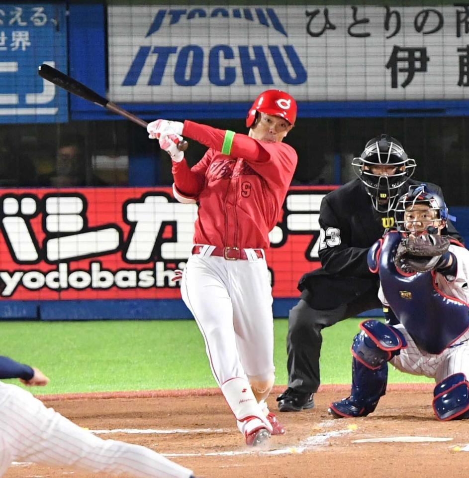 　７回、左前打を放つ秋山（撮影・佐々木彰尚）