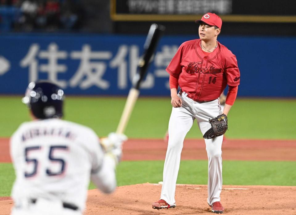 　１回、村上（５５）に先制２ランを浴び、顔をしかめる大瀬良（撮影・田中太一）