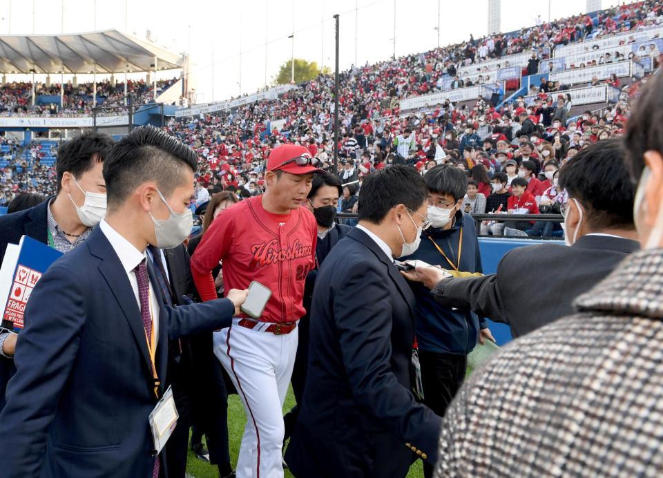 　スタンドのカープファンに勝利を届けることなく引き揚げる新井監督（撮影・田中太一）