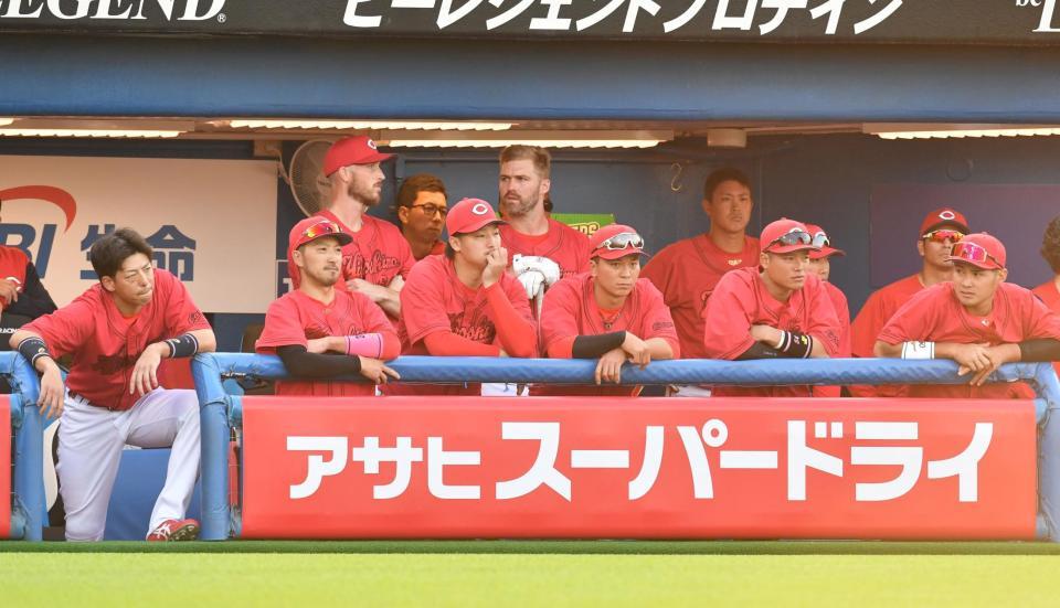 　戦況を見つめる床田（左から３人目）＝撮影・佐々木彰尚