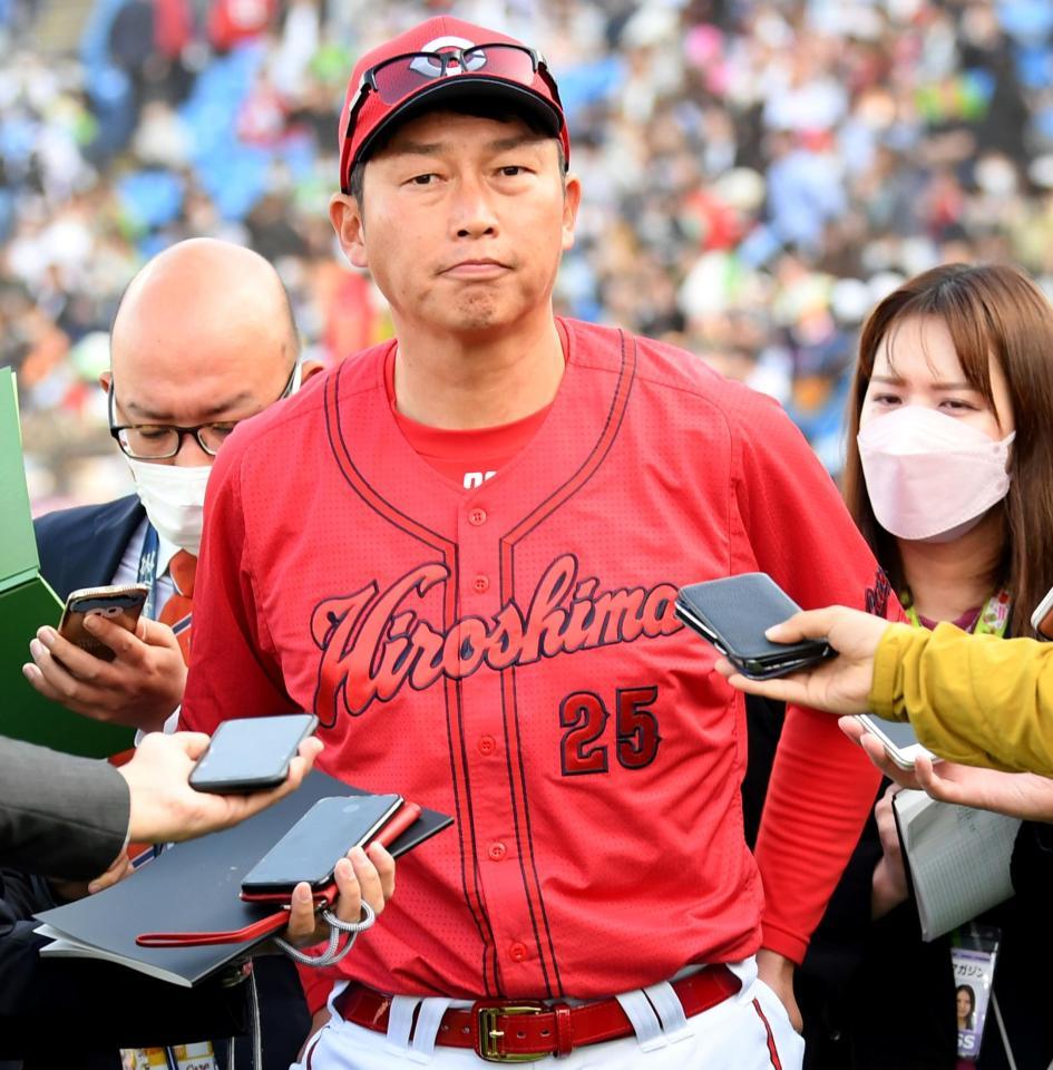 　２試合連続完封負けとなり、険しい表情で引き揚げる新井監督（撮影・田中太一）