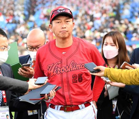 　険しい表情で引き揚げる新井監督（撮影・田中太一）