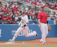 　８回、右越え二塁打を放ち、野間がファンブルする間に三塁を回り生還する村上（左）