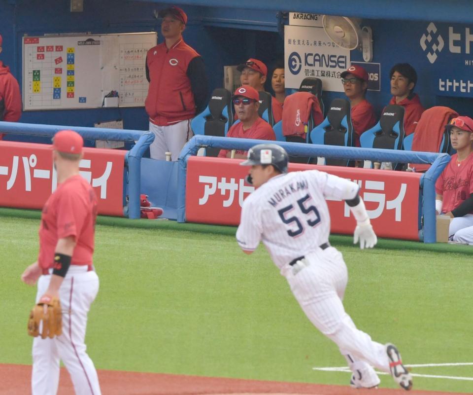 　８回、右越え打で三塁を回る村上とベンチで見つめる新井監督（中央上）と広島ナイン（撮影・佐々木彰尚）