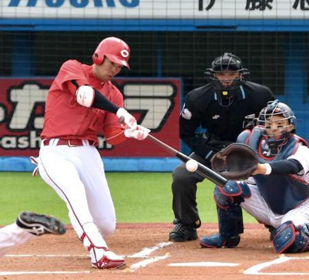 　１回、右越えに適時三塁打を放つ秋山