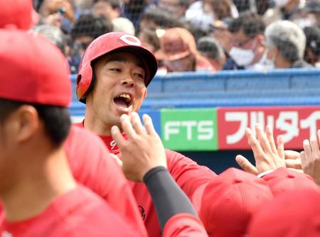 　１回、先制三塁打を放った秋山はナインに迎えられ雄たけびをあげる（撮影・田中太一）