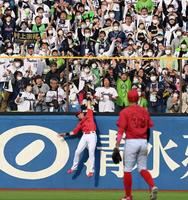 　８回、村上の打球にジャンプするも野間は捕れず（撮影・田中太一）