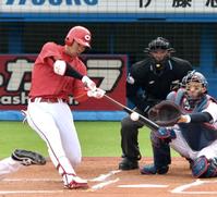 　１回、右越えに適時三塁打を放つ秋山