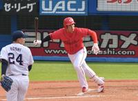 　８回、秋山は左前打を放つ（撮影・佐々木彰尚）