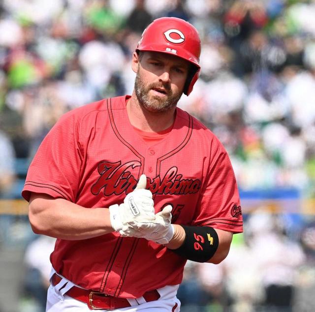 カープ　Carp サイン入りユニフォーム　デビッドソン 広島・デビッドソン 球団助っ人6年ぶり！初安打が初アーチ 指揮官