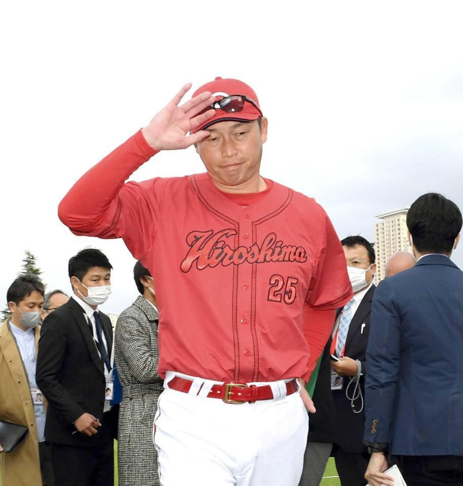 　スタンドの声援に手を挙げながら引き揚げる新井監督（撮影・田中太一）