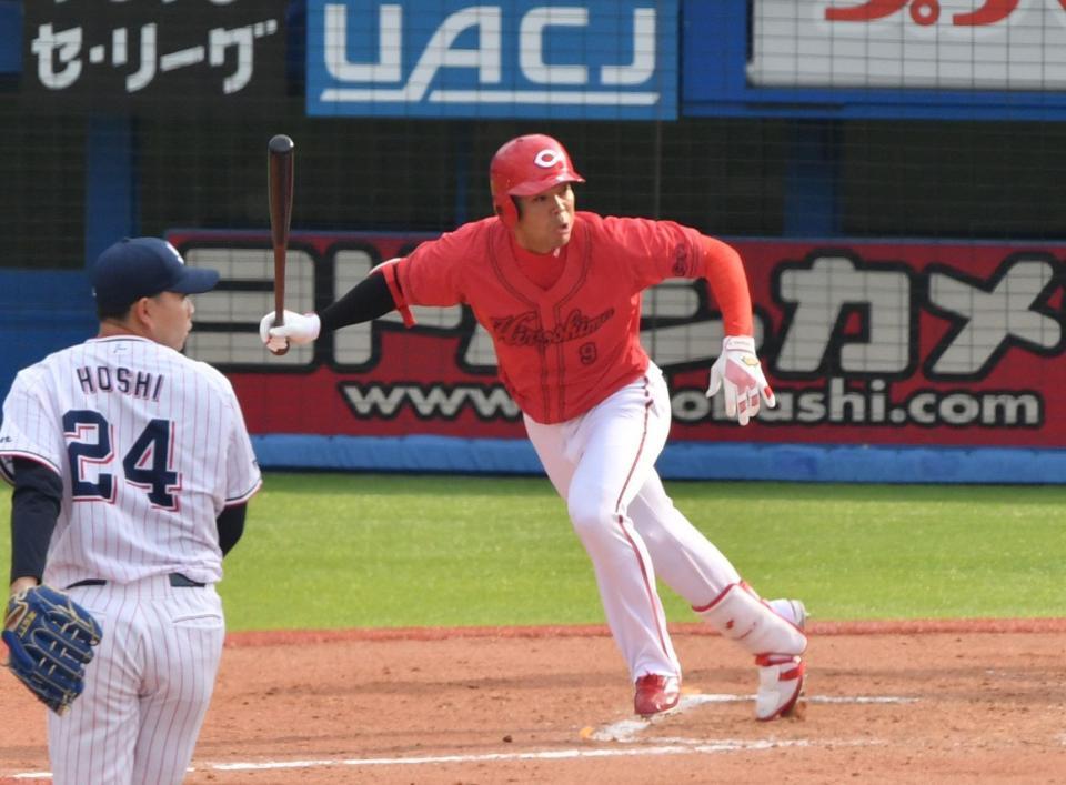 　８回、秋山は左前打を放つ（撮影・佐々木彰尚）