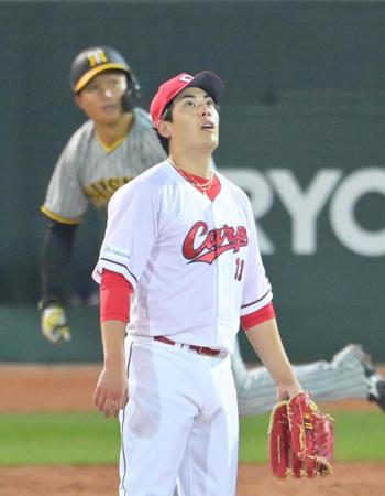 　４回、森下に適時二塁打を打たれる九里（撮影・立川洋一郎）