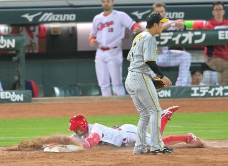 　７回、セーフティーバントを試み、一塁へヘッドスライディングをして内野安打にする菊池（撮影・立川洋一郎）