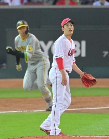 　２回、森下（左）に先制の中犠飛を打たれる九里（撮影・立川洋一郎）